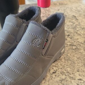 New Womens Gray Quilted Slip-On Shoes So Comfy With Fur. Sz W9